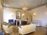 Appartement très luxueux, entièrement rénové, dans un palais.,Les plafonds peints d'époque ont servi de guide dans l'emploi des matières et des coule...